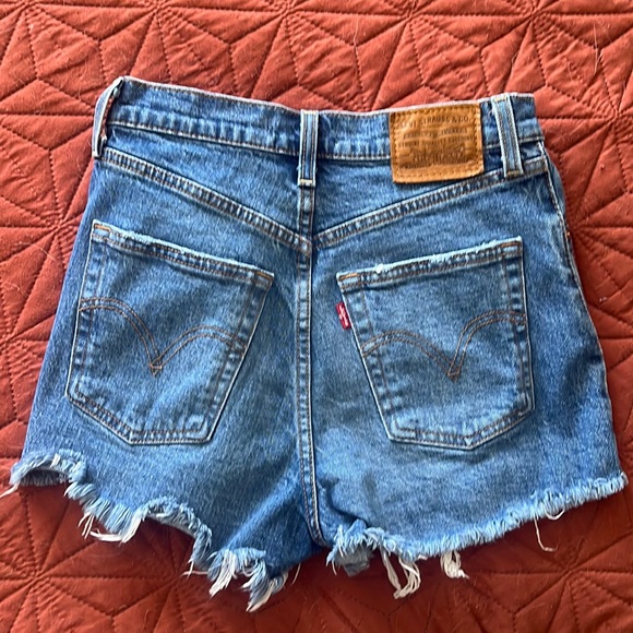SOLD | Levi’s ribcage shorts - Picture 4 of 6